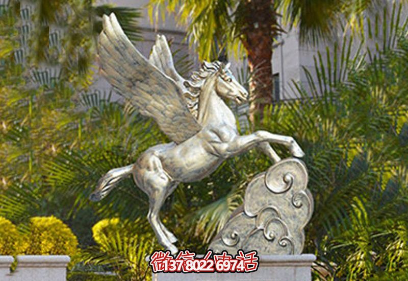 公園里擺放的腳踩云朵的玻璃鋼創(chuàng )意飛馬雕塑 公園里擺放的腳踩云朵的玻璃鋼創(chuàng )意飛馬雕塑