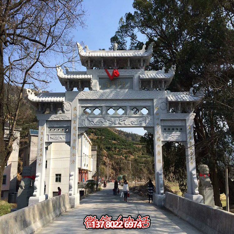 村口石牌坊，三間四柱石雕牌樓