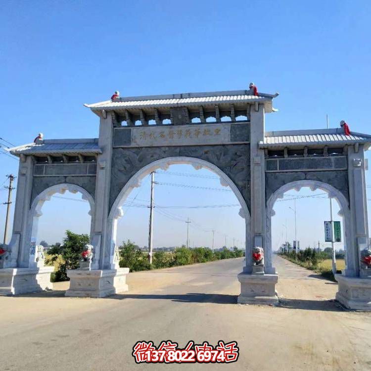 園林景區入口擺放青石雕刻現代新中式門(mén)牌坊