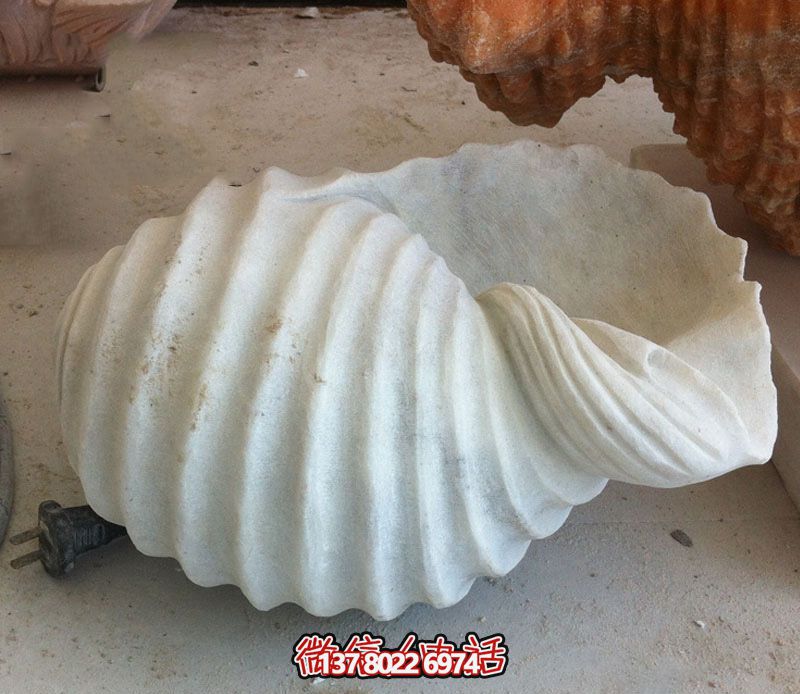 湖邊擺放的漢白玉石雕創(chuàng  )意海螺雕塑