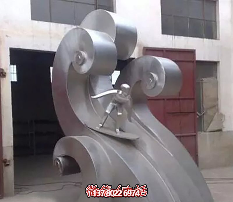 花園廣場(chǎng)擺放大型創(chuàng  )意不銹鋼滑雪景觀(guān)雕塑