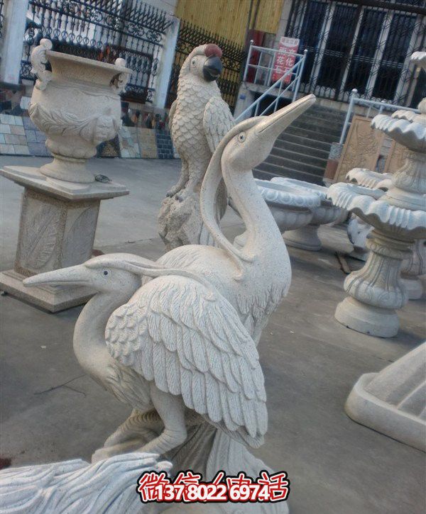 公園大理石石雕臥著(zhù)的仙鶴雕塑