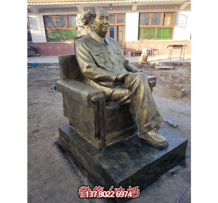 廣場(chǎng)銅雕坐著(zhù)的毛主席雕塑