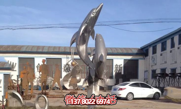 農場(chǎng)院內三只不銹鋼海豚雕塑
