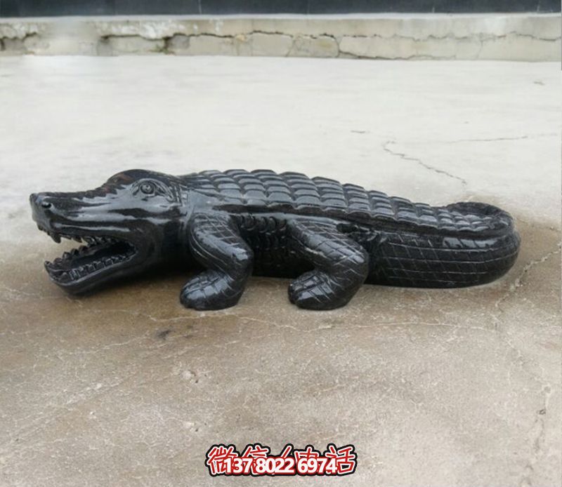 沙灘擺放的黑色的玻璃鋼創(chuàng  )意鱷魚(yú)雕塑