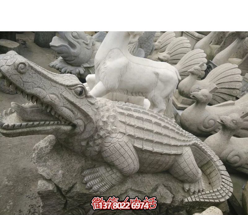 公園擺放的趴著(zhù)的青石石雕創(chuàng  )意鱷魚(yú)雕塑