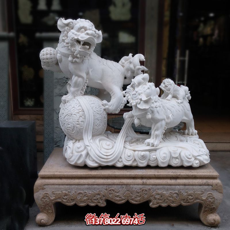 街道創(chuàng  )意漢白玉石雕一家三口的獅子雕塑