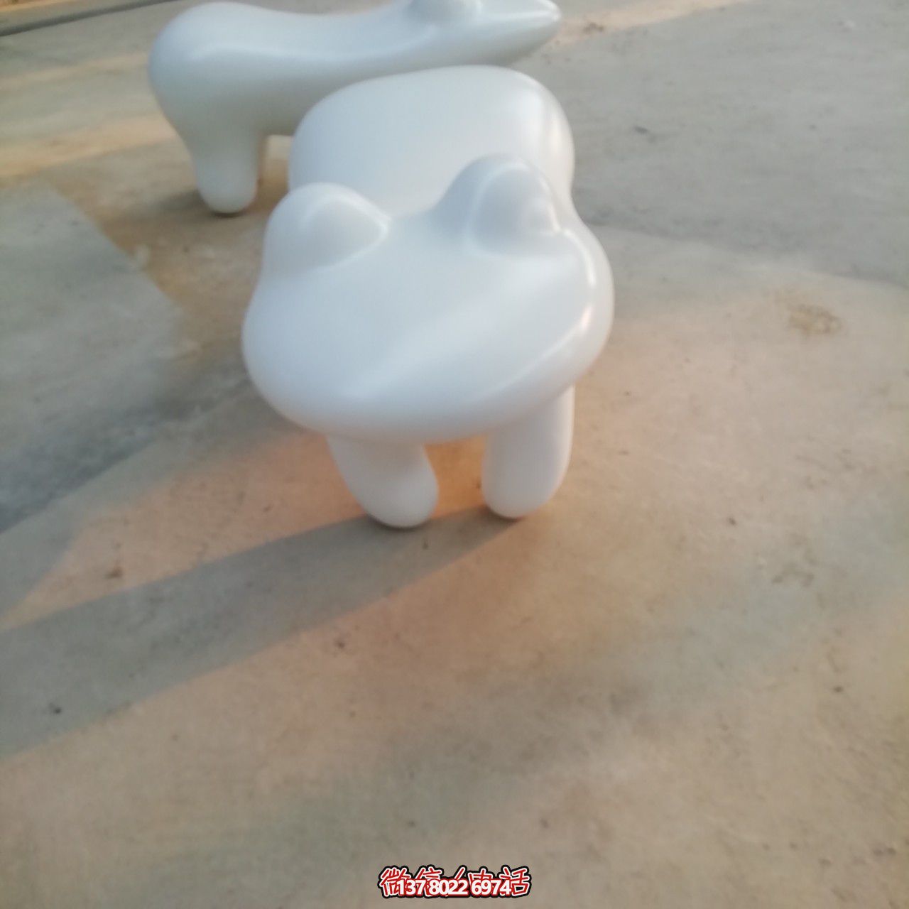商場(chǎng)室內擺放卡通青蛙凳子玻璃鋼雕塑
