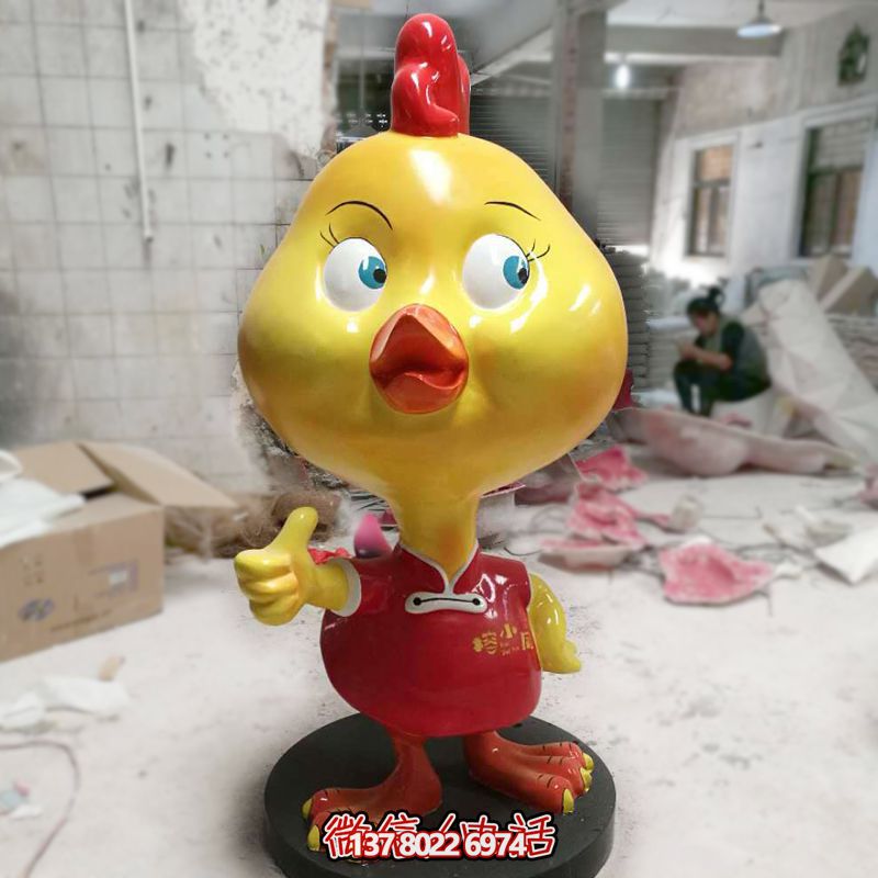 公園街道邊擺放豎著(zhù)大拇指的玻璃鋼卡通雞雕塑