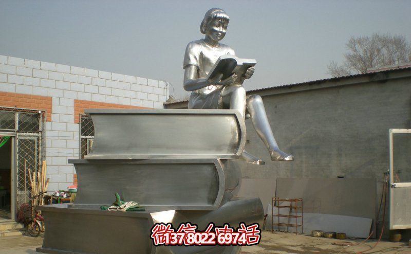 景區玻璃鋼女孩坐著(zhù)書(shū)本上的讀書(shū)雕塑