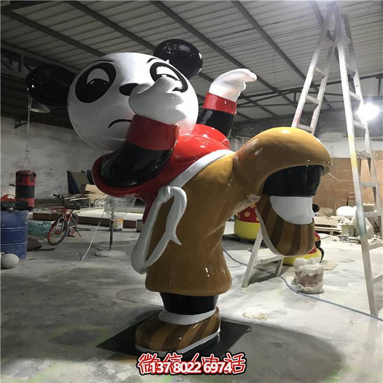 游樂(lè )園擺放玻璃鋼卡通功夫熊貓雕塑